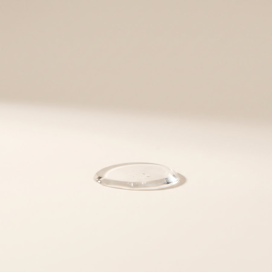 Transparentna konsystencja serum symbolizująca niacynamid